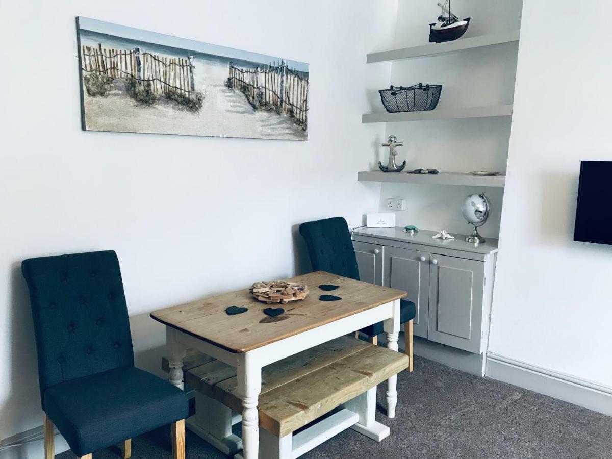 Nancie'S Place - Dartmouth Town Center With Private Parking - A Traditional Georgian Private Duplex Apartment - Beautifully Refurbished - Two Bedrooms, Bathroom, Kitchen And Lounge Diner Εξωτερικό φωτογραφία