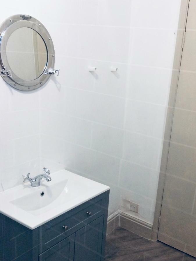Nancie'S Place - Dartmouth Town Center With Private Parking - A Traditional Georgian Private Duplex Apartment - Beautifully Refurbished - Two Bedrooms, Bathroom, Kitchen And Lounge Diner Εξωτερικό φωτογραφία